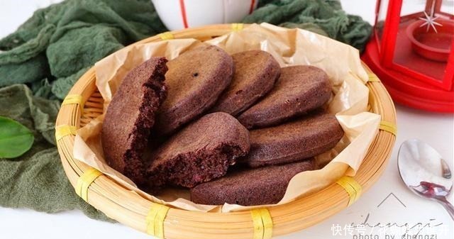 营养|天冷,45岁老阿姨迷上了这早餐,1周吃3次,别看黑乎乎,特营养