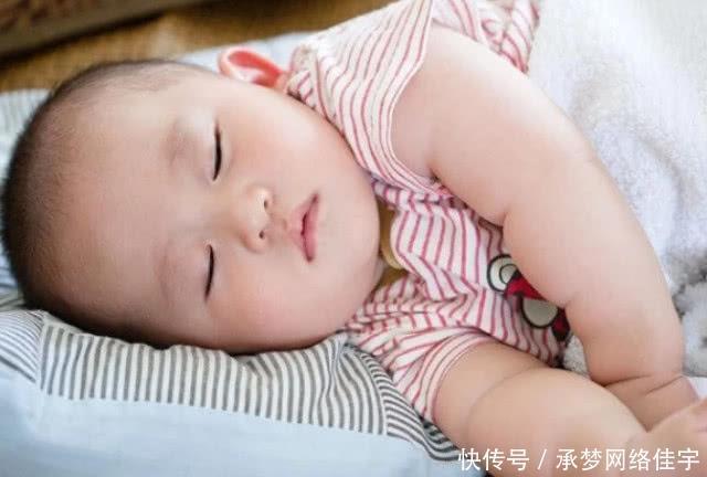 宝宝睡觉时若有3个动作，说明脑部发育相当不错，是个聪明娃