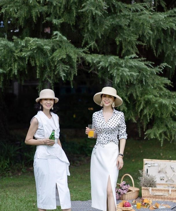 妈妈 年近60岁却美得优雅,这位中老年妈妈的“气质”穿搭,真值得学