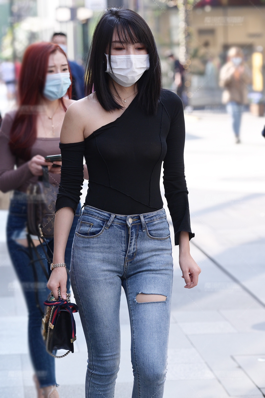 简约|初秋个性的穿搭,打底衫配破洞紧身牛仔裤,简约修身又时尚美丽