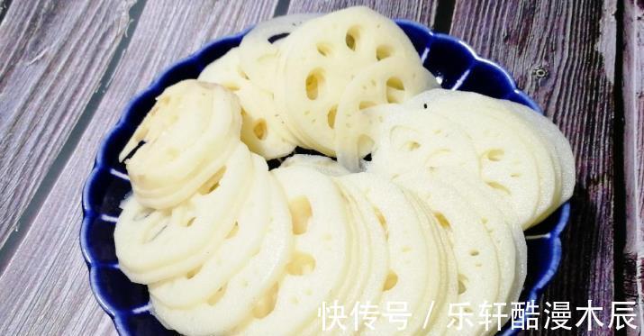 凉拌藕片|做凉拌莲藕焯水时多加一个料，莲藕不发黑，片片白净，更加脆爽