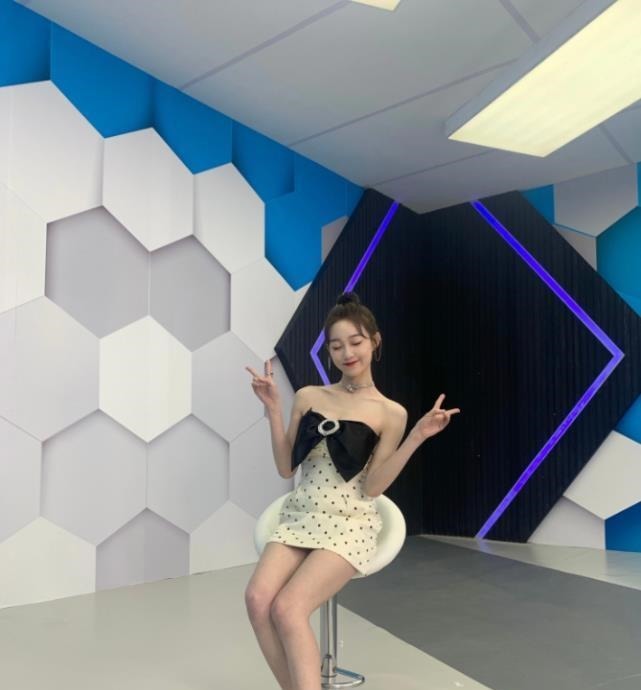 李子璇的“绿茶坐”火了, 看她双腿怎么放, 贼显腿长