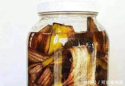 香蕉皮|吃剩的香蕉皮千万别扔,埋在花盆里,花会开的更加鲜艳动人!