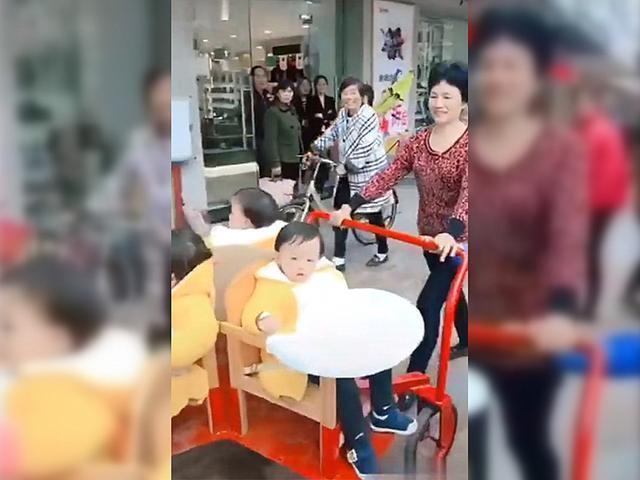 花销|家里有了三胞胎孙女后,奶奶上街的画风是这样的,网友:多幸福