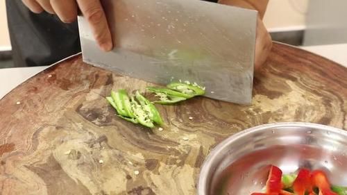  滑嫩|大厨教你做“洋葱炒鸡蛋”，鸡蛋滑嫩味道好，家常菜简单又营养