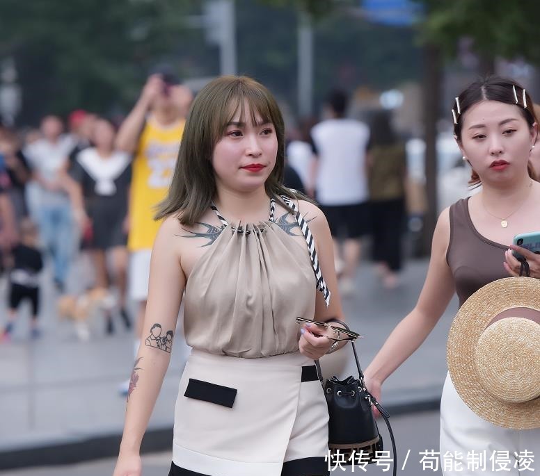 考验眼力，美女身上的纹身有几处！