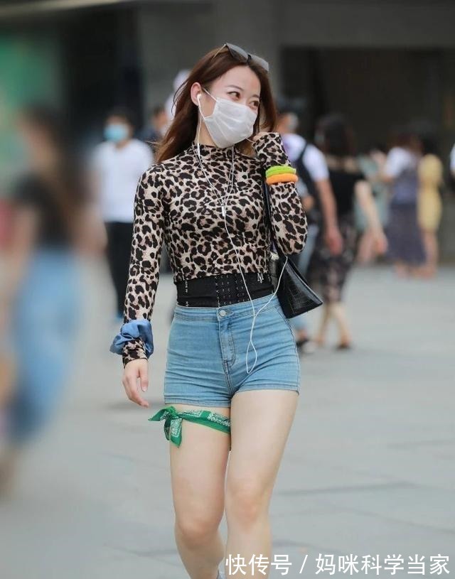 高跟鞋 牛仔裤用心穿搭,优雅不失清新,效果满满!