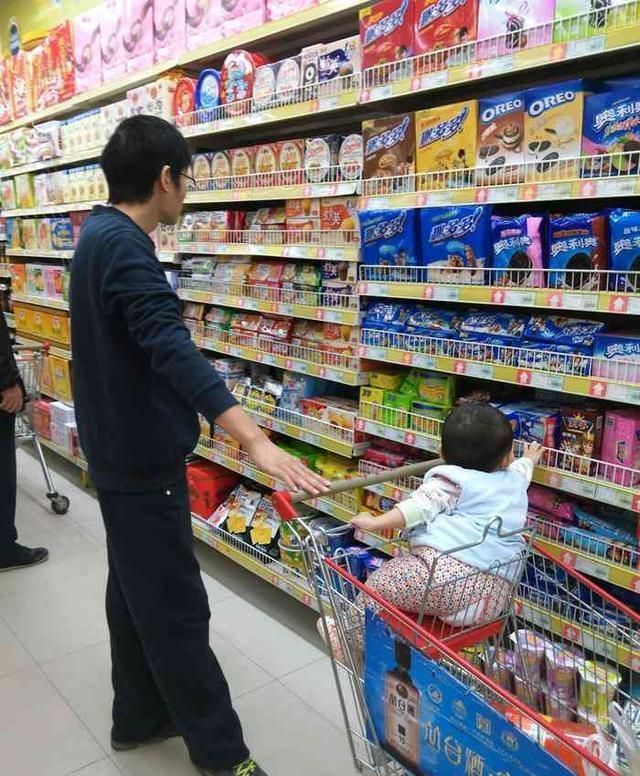 偷拿|7岁儿子“偷拿”玩具,爸爸接下来的做法引争议,毁娃而不自知
