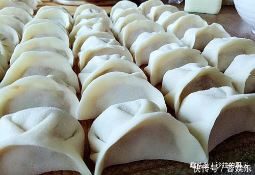 好吃|煮饺子,水里放2样东西,让你煮出来的饺子好吃十倍
