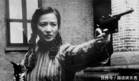 老妇|七旬老妇离世，孙子收拾遗物无意发现一把枪，随后领导过来慰问