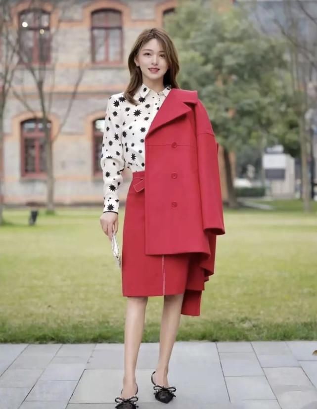 被“红色穿搭”惊艳到了，高级洋气又显白，成熟女人的最爱
