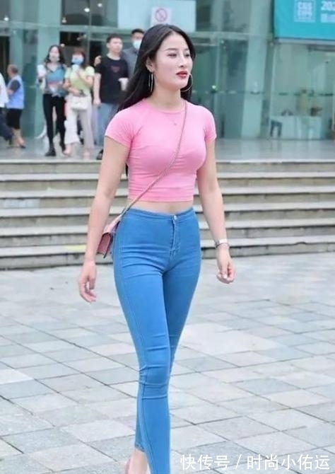 美女|性格率真的妹子,大秀“S型”身材,粉色小衫穿出“轻熟风”