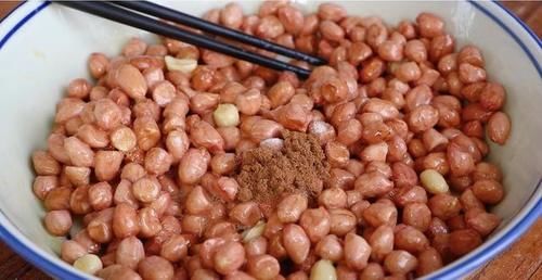  年夜饭花生好吃做法，打2鸡蛋，老做法教给你，吃一次就忘不了