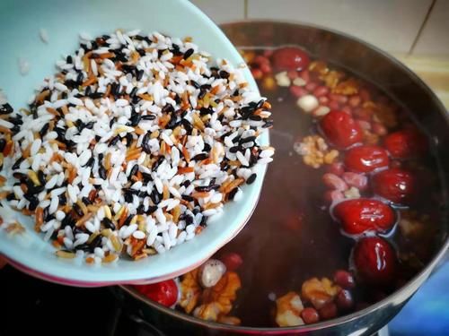  明天腊八节，教你最正宗的腊八粥熬法，香甜软糯喝不够，省时省力