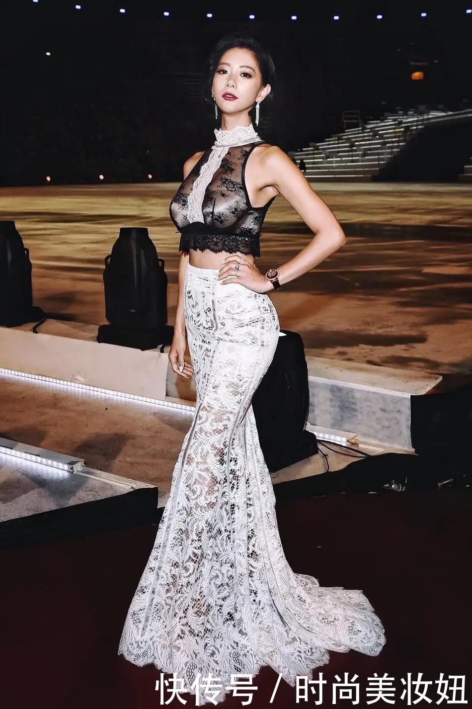 纤细感|被克拉拉“傲人身材”迷住,穿红色抹胸裙气质惊艳,这身材我酸了