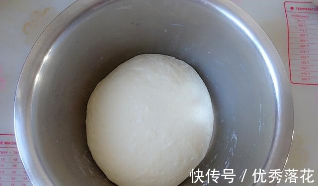 平底锅版的葱香烧饼,外酥里软又多层,按照这方法操作,一次成功!