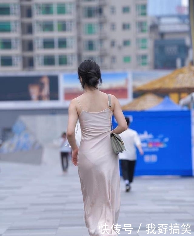 美女裙子选的“合适”,穿在身上,完全不担心掉价