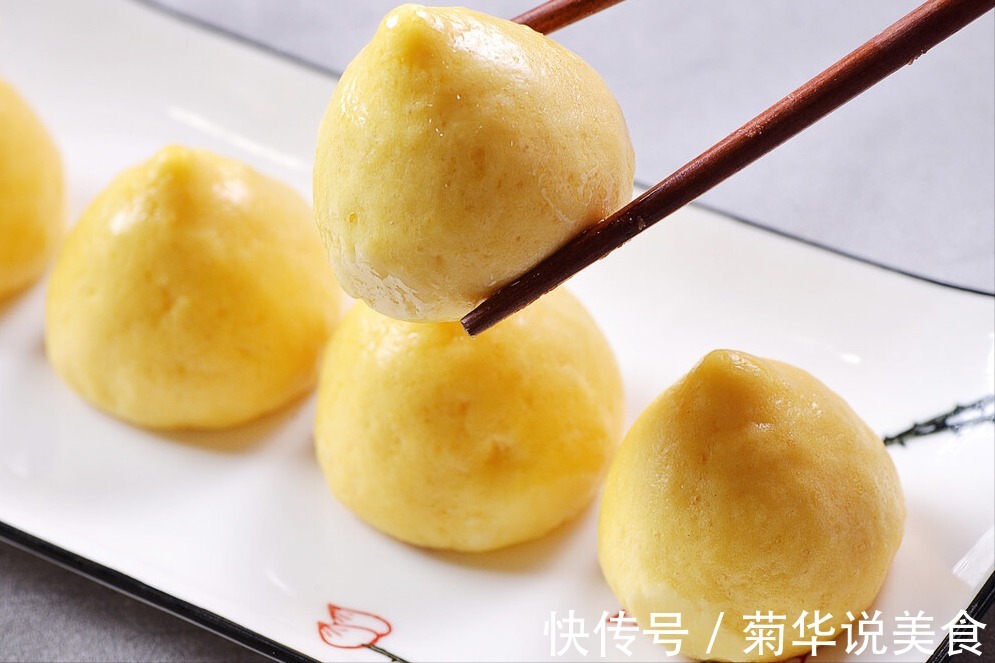 做窝窝头，要不要放面粉厨娘教你一招，又香又松软，好吃不噎人