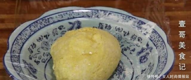 这才是玉米面最好吃的做法,加2个鸡蛋,不蒸不烙,比吃肉还香!