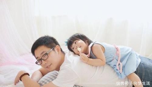 张生气|'最嫩奶爸'火了,在家带娃被误认成哥哥,妈妈:这就是我老公啊