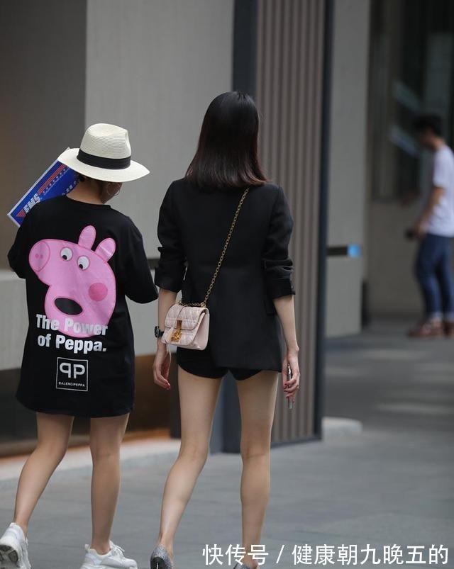 白色上衣 花色打底裤搭配时尚白色上衣,更加简洁大方,显示出女性优雅!