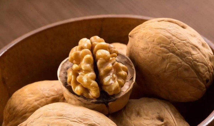 衰老|女性要想越年轻,别再吃猪蹄了,多吃此3种食物才是真正的抗衰老