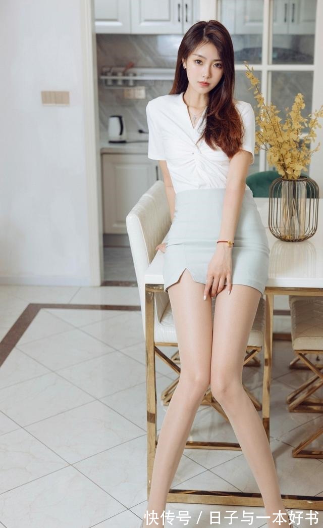 高跟鞋 浅豆色的包臀裙,上搭一件白色的短袖衬衫,简约时尚干练有范!