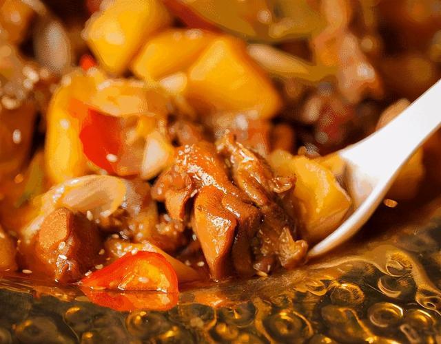 做土豆炖鸡块总感觉不入味,老师傅教实用技巧,家常菜也有大智慧