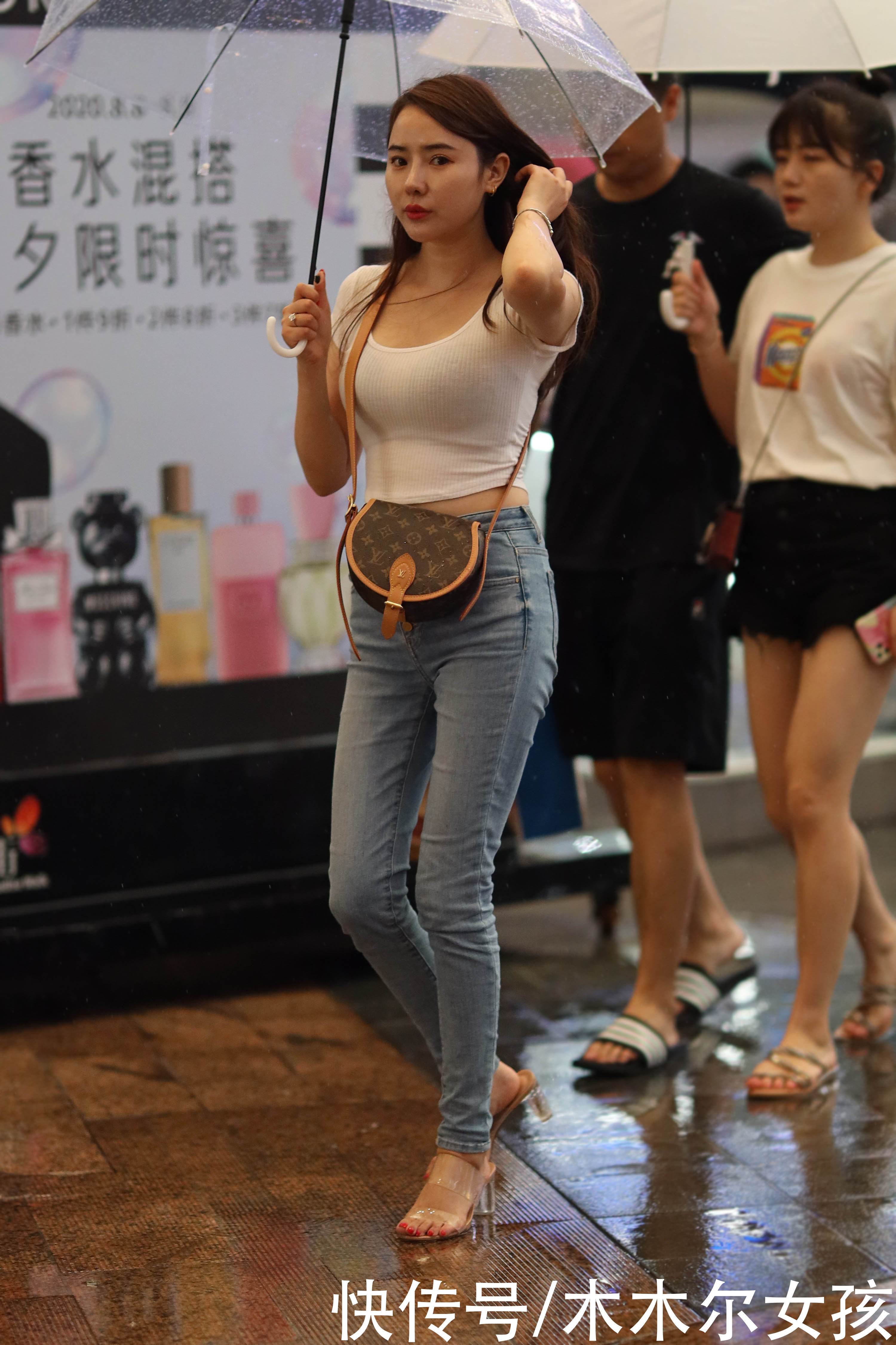 小蛮腰|巧搭牛仔裤，轻松秀出夏日清凉又显身材的美，时尚女生都爱这么穿