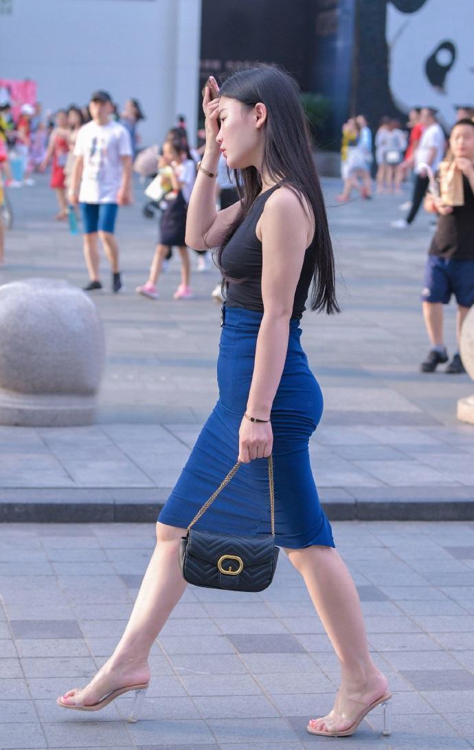 穿搭|街拍夏日选择清爽修身的裙装,让身材微胖的你穿出自信,展现优雅气质