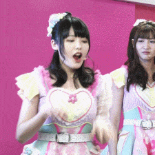 |搞笑GIF趣图:走就走呗,你们牵手是几个意思?