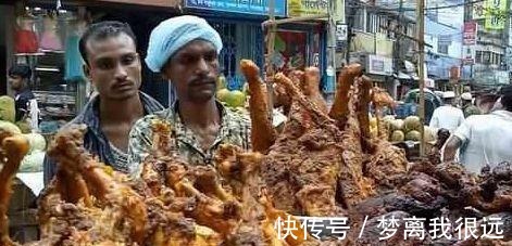 鸡腿|印度街头,几百斤的肥鸡露天卖,8只一堆立着放,满眼都是大鸡腿!