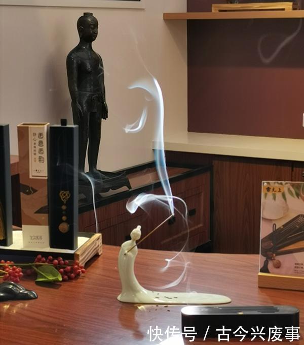 包装|蓝色联名款汽水,萌系IP包装午餐肉……老字号可以很年轻