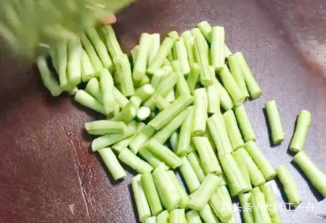 炒豆角|炒豆角时，先放油就错了！大厨教你这样做，豆角翠绿鲜香更入味