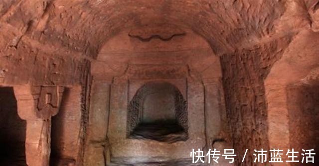 刘伯温$刘伯温为找天书,挖开诸葛亮墓,看到墓中一行字,马上匆匆离开