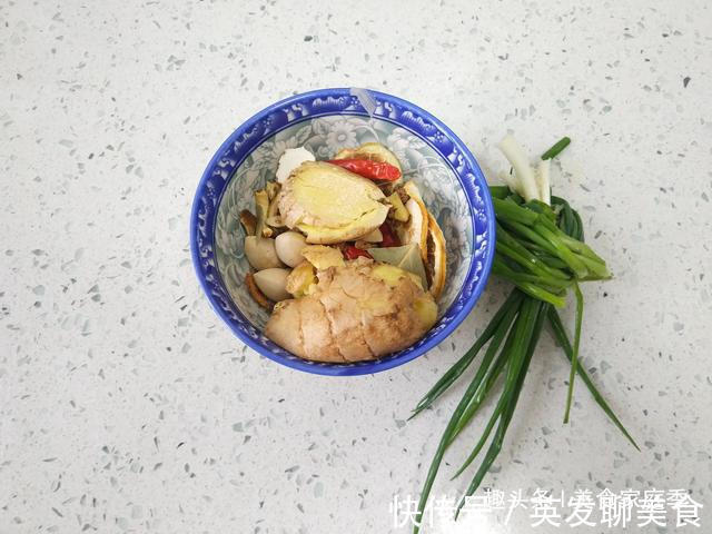 金黄|沙县小吃10元一只的鸭腿,在家9.9元卤一锅,色泽金黄诱人超好吃