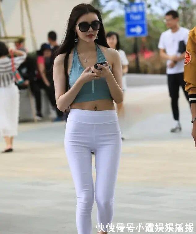 显瘦|白色牛仔裤“吃香”,贴身又显瘦,散发女性独特魅力