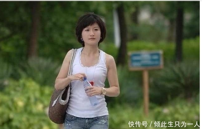 街拍:女孩儿穿一字肩上衣搭宽版牛仔裤,简约搭配让气质更加优雅