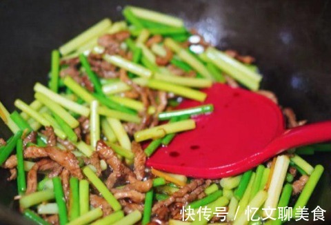 蒜苔|炒蒜苔时，别直接下锅炒！老师傅教你一招，蒜苔香脆入味口口香