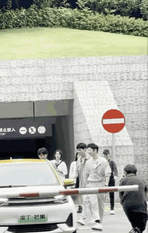 周也|中餐廳最新路透,姚安娜多看龔俊一眼都被罵,節(jié)目未播就遭受網(wǎng)暴