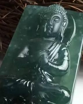  蓝水翡翠|小万淘来的原石，一刀下去惨不忍睹，货主却哭笑不得