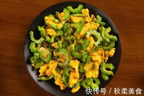 炒苦瓜|炒苦瓜，切记不要直接炒，下锅前多做2步，不苦不涩，鲜香又入味