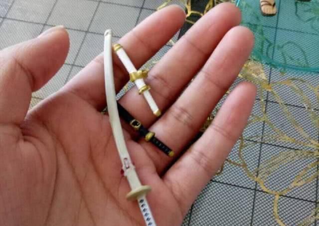 淡定|孩子摔坏索隆手办,家长主动赔偿,看到价格不淡定了