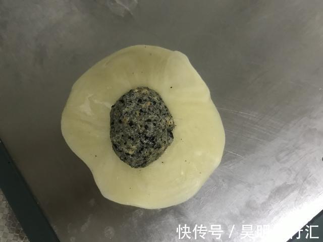 做酥点不用猪油也能酥掉渣，咬一口满嘴香，放三天不变样，吃不够