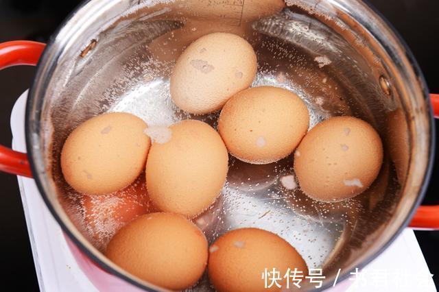 优质蛋白|煮鸡蛋时，最忌直接下锅煮！再加这一步，鸡蛋嫩滑好吃易剥壳