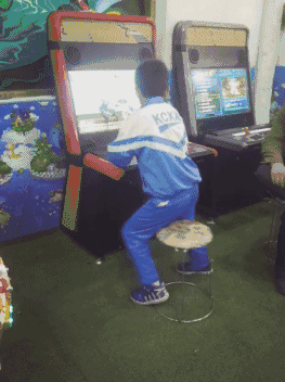 |搞笑GIF:对,不犯法,快用钱砸昏我吧