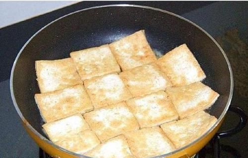 小心翼翼|煎豆腐时,别直接下油锅掌握这个诀窍,豆腐不碎不粘锅,还入味
