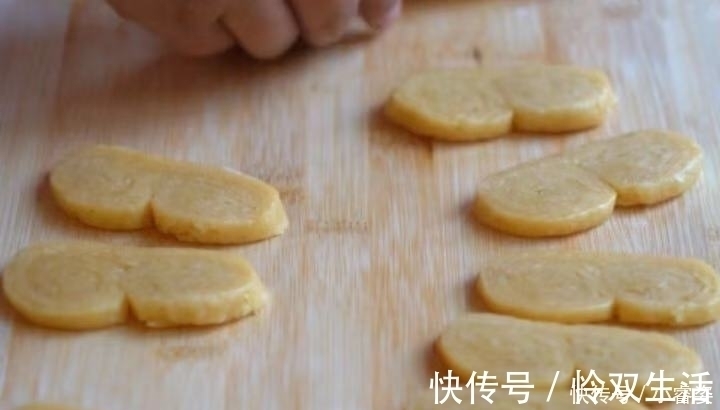 它是我家最受欢迎的面食，我一周做3回，回回吃干净，还嫌做得少