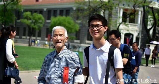 母校|清华106周年校庆, 一90岁老人带孙子重返母校, 勉励其投身科学事业