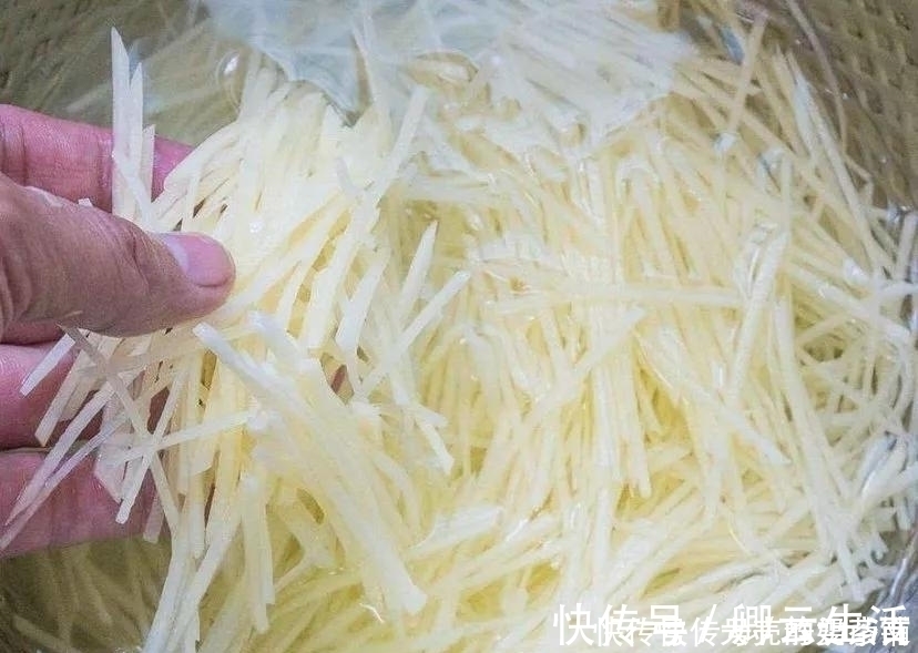 炒土豆丝十人九错，难怪粘锅不脆不好吃，快看酒店厨师怎么做的